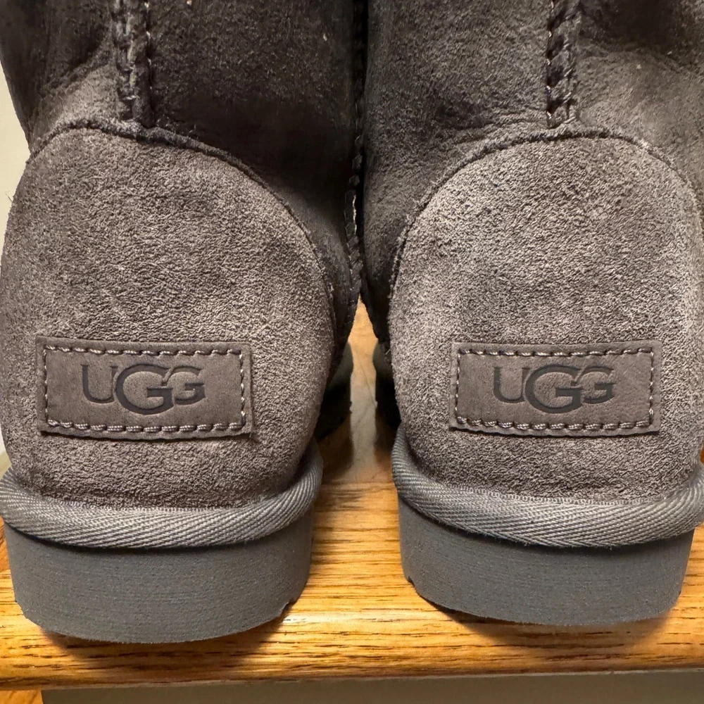 LIKE NEW UGG 🐑 Classic Short II Gray Boots Size 7 - worn once!